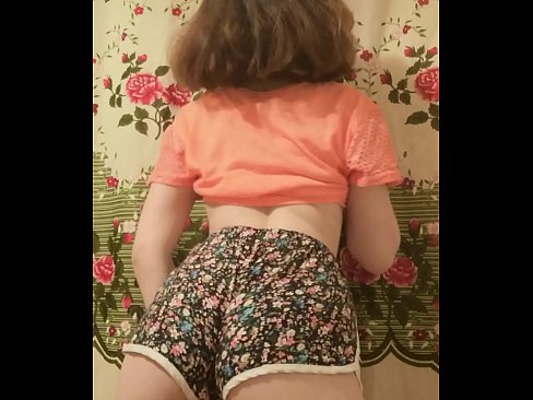 ❤️ Nena jove sexy despullant-se els pantalons curts davant la càmera Fota al porno ca.verhentai.ru ☑
